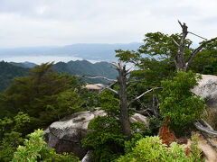 天然の　展望台かと　思いきや　《　広島県・宮島　》