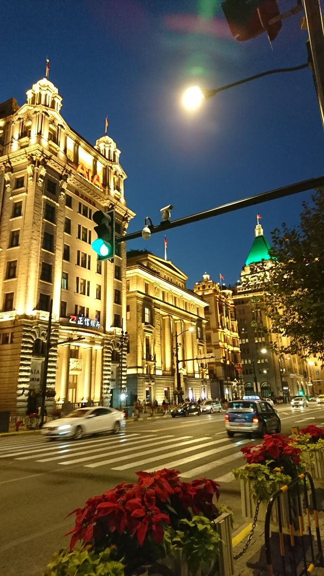 南京東路で暗くなるのを待って外灘の夜景を見に行きました。