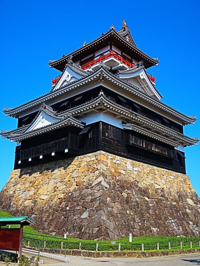 清洲城（きよすじょう）は、尾張国春日井郡清須（現在の愛知県清須市一場）にあった日本の城である。尾張国の中心部に位置し、一時期尾張国の守護所として栄え、京鎌倉往還と伊勢街道が合流し中山道にも連絡する交通の要所として重視された。<br /><br />応永12年（1405年）、尾張・遠江・越前守護の管領斯波義重によって築城。文明10年（1478年）に守護所が清洲城に移転することで尾張国の中心地となった。<br />織田信長が那古野城から移って大改修を加えた後、本拠として居城した。信長は、この城から桶狭間の戦いに出陣するなど、約10年間清須を居城とした。1562年（永禄5年）には信長と徳川家康との間で同盟がこの城で結ばれた（清洲同盟）。天正10年（1582年）の本能寺の変で信長が斃れると、清洲城にて清洲会議が行われ、城は次男・織田信雄が相続した。文禄4年（1595年）には福島正則の居城となった。 <br /><br />慶長5年（1600年）の関ヶ原の戦いの折りには、東軍の後方拠点として利用され、慶長12年（1607年）には家康の九男徳川義直が入城し、清洲藩の本拠となった。 慶長15年（1610年）より清須城下町は名古屋城下に移転され（清洲越し）、清須城も名古屋城築城の際の資材として利用され、特に、名古屋城御深井丸西北隅櫓は清須城天守の資材を転用して作られたため「清須櫓」とも呼ばれる。慶長18年（1613年）名古屋城の完成と城下町の移転が完了したことにより廃城となった。 <br />現在の清洲城<br />現在、城跡は開発によって大部分は消失し、さらに東海道本線と東海道新幹線に分断されており、現在は本丸土塁の一部が残るのみである。東海道本線以南の城跡（清洲公園）に信長の銅像が、以北の城跡（清洲古城跡公園）に清洲城跡顕彰碑がある。なお、現在城址のすぐ横を流れる五条川の護岸工事の際に発掘された石垣の一部が、公園内に復元されている。 <br />現在の天守は、平成元年（1989年）に清洲城跡に隣接する清須市清洲地域文化広場内に建設された鉄筋コンクリート造の模擬天守である。創建当時の絵図が残っていないため、その規模も不明である。そのため、外観や規模は、実在した当時を想像して設計された。建造された天守は、桃山時代の城を再現するデザインで、江戸時代の漆喰塗廻の白い城とは異なる、装飾に富んだ姿となっている。 <br />また、清洲城の天守または小天守の部材を転用または、移築したものとされる名古屋城御深井丸西北隅櫓は現存し重要文化財に指定されている。<br />（フリー百科事典『ウィキペディア（Wikipedia）』より引用）<br /><br />清洲城　については・・<br />http://kiyosujyo.com/<br /><br />日本の戦国時代は、15世紀末から16世紀末にかけて戦乱が頻発した時代区分である応仁・文明の乱以後の乱れた世相を、当時の公家が古代中国の「春秋戦国時代」の乱世になぞらえ「戦国の世」と表現したことに由来する。 日本史の時代区分としての「戦国時代」という術語が一般でも広く使われるようになるのは、明治維新以後である。 長篠の戦いや小牧・長久手の戦いなどがあった安土桃山時代も、戦国時代の末期として含まれるという見方が多い。 <br /><br />1493年の明応の政変により中央政権としての機能が決定的に失われた事が始まりであるとするのが近年の説である。 戦国時代の終期にも複数の見解が並立している。戦国時代は室町時代・安土桃山時代と重なる年代区分であり、織田信長が安土へ進出して「天下人」へと飛躍した1576年、あるいはさらに後世に進み、関ヶ原の戦いを最後とする見方や、さらに後の大坂の陣を最後とする考え方、島原の乱を最後とする考え方なども存在する。 <br /><br />1560年に、尾張国の織田信長は桶狭間の戦いで今川義元を討ち取り、1567年に美濃国を斉藤氏から奪い、1568年、信長は上洛する。信長は足利義昭の名で四方大名へ命令を発布、天下人への道を歩み始める。<br />この頃になると、各地方の有力な大名も勢力を伸ばしてゆく。桶狭間の戦いの後に今川氏の庇護下から松平氏の旧領三河を回復した徳川家康、関東の後北条氏、甲斐・信濃の武田氏、北陸の上杉氏、中国地方の毛利氏、四国の長宗我部氏、九州の島津氏などである。これらの大名は信長と同盟を結んだり、あるいは他の大名と同盟を結んで信長に対抗したりした。織田信長はこれらの敵対勢力を次々と屈服させ、1582年までには日本中央部を制圧し、天下統一の寸前までを実質的に成し遂げたが、最後は本能寺の変で明智光秀に攻められ自害する。 <br />信長の死後、織田家重臣である羽柴秀吉（後の豊臣秀吉）はいち早く山崎の戦いで明智光秀を倒し、翌年には柴田勝家を賤ヶ岳の戦いで破り覇権を確立した。 <br />信長の嫡孫三法師を擁して覇権を確立した羽柴秀吉（豊臣秀吉）であったが、家康は秀吉に臣従する形となったが豊臣政権で重く用いられている。 秀吉は惣無事令を発布して日本全土を名目的に統一、更には太閤検地、刀狩、身分統制令、貨幣統一を行い、1590年には小田原征伐で後北条氏を滅ぼし名実ともに統一を達成した。<br /><br />秀吉の死後、豊臣政権の五大老の一人徳川家康を中心とする東軍と豊臣政権の五奉行の一人石田三成を中心とする西軍が戦った関ヶ原の戦いで東軍が勝利し、東軍総大将を務めた徳川家康は関ヶ原の戦いの戦後処理として諸大名の転封や改易を行い、1603年、征夷大将軍に任じられ江戸に幕府を開いた。家康は1605年に将軍職を三男の徳川秀忠に譲り、将軍職は世襲により継承するものであることを諸大名に徹底確認させた。家康はその後も大御所として影響力を持ち、1615年の大坂夏の陣（大坂の役）で豊臣秀頼の居城大坂城を攻め豊臣氏を滅ぼす。そして17世紀中期、3代将軍徳川家光が死去し4代将軍徳川家綱が就任した頃より幕府の政治は武断政治から文治政治へと転換してゆく。<br />（フリー百科事典『ウィキペディア（Wikipedia）』より引用）<br /><br />し‐せき【史跡／史蹟】<br />１ 歴史上重要な事件や施設などのあった場所。<br />２ 文化財保護法に基づいて文部科学大臣が指定する重要な記念物の一つ。 　　　出典　小学館/デジタル大辞泉<br /><br />『名古屋城本丸御殿と戦国時代の名城・古戦場10箇所めぐり　３日間』<br />クラブツーリズム<br />◆歴史の流れに沿って戦国時代の名城・古戦場⑩ヶ所へ<br />①1542年：「岡崎城」にて徳川家康生誕<br />②1560年：「桶狭間の戦い」織田信長VS今川義元<br />③・④1575年：「長篠の戦い」織田信長・徳川家康VS武田勝頼<br />⑤1582年：「清洲会議」豊臣秀吉の歴史を変えた会議<br />⑥・⑦1584年：「小牧・長久手の戦い」豊臣秀吉VS徳川家康<br />⑧1600年：「関が原の戦い」石田三成VS徳川家康<br />⑨1615年：徳川家康が天下統一の最後の布石として築いた城<br />●2018年復元工事完了！本丸御殿公開の「名古屋城」は開園時間から入場　 　「金シャチ横丁」の散策も<br />⑩徳川家康が晩年を過ごした城<br />●桶狭間古戦場・長篠城跡・小牧山城・関ヶ原は案内人が同行して戦場の歴史を詳しく説明いたします！<br /><br />２日目（１０月９日・火）<br />名古屋-【移動約30分】-⑤清洲城(1582年歴史を変えた清洲会議の舞台)-【移動約40分】-⑥犬山城(小牧・長久手の戦いで豊臣秀吉が入城)-【移動約30分】-⑦小牧山城(1584年小牧・長久手の戦いの舞台／案内人付)-【移動約40分】-⑧関ヶ原(1600年関ヶ原の戦いの舞台／案内人付)-【移動約50分】-名古屋(泊)　※名古屋めしの夕食  宿泊 ：名古屋クラウンホテル 