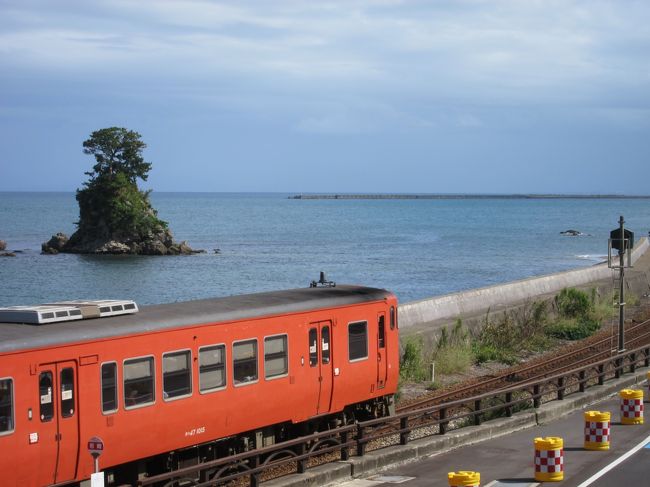 富山県の立山駅から紅葉の弥陀が原と称名滝を楽しんできました。<br />台風到来により不安定なお天気の中、3泊4日の旅の始まりでしたが、なんとかお天気が大きく崩れることなく、絶景を楽しむことが出来ました。<br /><br />3日目<br />富山駅周辺をサクッと観光してから”雨晴海岸”へ。<br />残念ながら海越しの立山連峰は見れませんでしたが、氷見線の電車と海岸線との景色を楽しみ、<br />氷見漁港でお寿司を食べて、国宝”瑞龍寺”を訪れて、長野県へ移動しました。