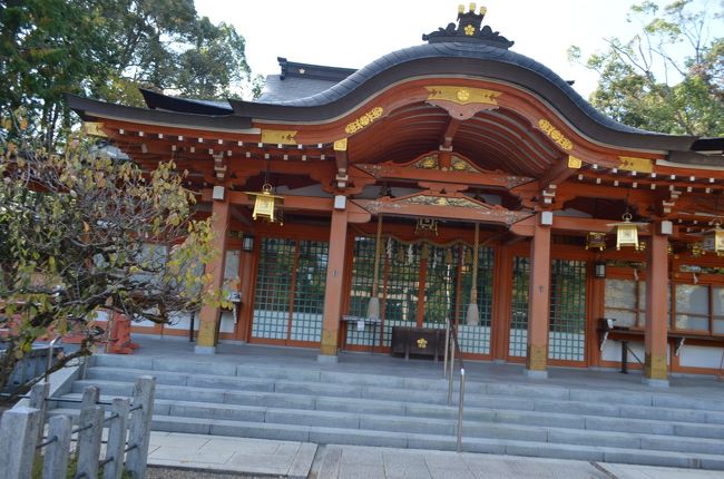 長岡天神は、阪急電車京都線の長岡天神駅から歩いても五分ちょっとです。長岡京という町は、かつて都も置かれていた場所です。平安京遷都の直前だったと思います。九月の台風二十一号の影響で、鳥居の土台や池畔の建物にも被害が出ていたようでした。