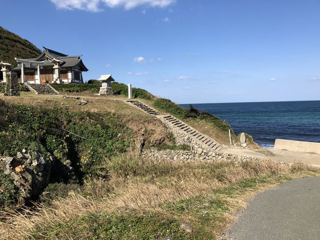 世界遺産にも登録されている宗像三社は沖の島にある沖津宮・大島にある中津宮・九州本土の辺津宮の三社で構成されています。<br />海の正倉院とも呼ばれる沖の島は、島自体が御神体とされ、一般人は上陸する事が出来ない、まさに神が宿る島。人々は中津宮のある大島から、50km先にある沖の島へ祈りを捧げていたのだそう。<br />晴天のこの日、もしかしたら大島から沖の島が見えるかも！と思い立ち、宗像大社詣をすることにしました。沖津宮へ思いを馳せつつ、中津宮・辺津宮をじっくり見てみようと思います。<br />さて、沖の島は見えるのか？