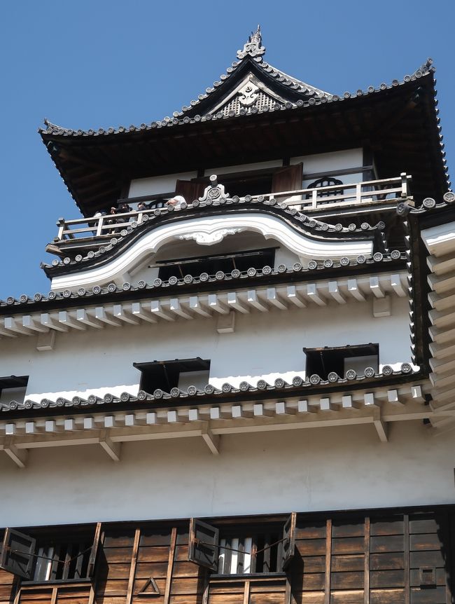 犬山城(いぬやまじょう)は、愛知県犬山市にあった日本の城である。現在は天守のみが現存し、江戸時代までに建造された「現存天守12城」のひとつである。また天守が国宝指定された5城のうちの一つである(他は姫路城、松本城、彦根城、松江城)。城跡は「犬山城跡」として、国の史跡に指定されている。 尾張国と美濃国の境にあり、木曽川沿いの高さ約88メートルほどの丘に築かれた平山城である。別名の白帝城は李白の詩「早發白帝城」にちなんで荻生徂徠が命名したと伝えられる。 織田信長の叔父・織田信康が改修して築いた城であり、豊臣政権の時に石川貞清(光吉)が改修した。また、小牧・長久手の戦いや関ヶ原の戦いにおける西軍の重要拠点となった。 江戸時代には成瀬正成以来、成瀬氏9代が明治まで城主として居城とした。現在のような姿となったのは成瀬正成が改修した1617年(元和3年)ごろである。明治4年(新暦換算:1871年8月29日) - 犬山城の廃城/廃藩置県が断行され、天守を除いて櫓・城門などほとんどが取り壊されてゆく。2004年4月に公益財団法人犬山城白帝文庫に移管されている。2006年(平成18年)4月には、日本100名城(43番)に選定された。 (フリー百科事典『ウィキペディア(Wikipedia)』より引用)犬山城 については・・http://inuyama-castle.jp/https://inuyama.gr.jp/castle.html三光稲荷神社 については・・https://inuyama.gr.jp/sanko-s.html日本の戦国時代は、15世紀末から16世紀末にかけて戦乱が頻発した時代区分である応仁・文明の乱以後の乱れた世相を、当時の公家が古代中国の「春秋戦国時代」の乱世になぞらえ「戦国の世」と表現したことに由来する。 日本史の時代区分としての「戦国時代」という術語が一般でも広く使われるようになるのは、明治維新以後である。 長篠の戦いや小牧・長久手の戦いなどがあった安土桃山時代も、戦国時代の末期として含まれるという見方が多い。 1493年の明応の政変により中央政権としての機能が決定的に失われた事が始まりであるとするのが近年の説である。 戦国時代の終期にも複数の見解が並立している。戦国時代は室町時代・安土桃山時代と重なる年代区分であり、織田信長が安土へ進出して「天下人」へと飛躍した1576年、あるいはさらに後世に進み、関ヶ原の戦いを最後とする見方や、さらに後の大坂の陣を最後とする考え方、島原の乱を最後とする考え方なども存在する。 1560年に、尾張国の織田信長は桶狭間の戦いで今川義元を討ち取り、1567年に美濃国を斉藤氏から奪い、1568年、信長は上洛する。信長は足利義昭の名で四方大名へ命令を発布、天下人への道を歩み始める。この頃になると、各地方の有力な大名も勢力を伸ばしてゆく。桶狭間の戦いの後に今川氏の庇護下から松平氏の旧領三河を回復した徳川家康、関東の後北条氏、甲斐・信濃の武田氏、北陸の上杉氏、中国地方の毛利氏、四国の長宗我部氏、九州の島津氏などである。これらの大名は信長と同盟を結んだり、あるいは他の大名と同盟を結んで信長に対抗したりした。織田信長はこれらの敵対勢力を次々と屈服させ、1582年までには日本中央部を制圧し、天下統一の寸前までを実質的に成し遂げたが、最後は本能寺の変で明智光秀に攻められ自害する。 信長の死後、織田家重臣である羽柴秀吉(後の豊臣秀吉)はいち早く山崎の戦いで明智光秀を倒し、翌年には柴田勝家を賤ヶ岳の戦いで破り覇権を確立した。 信長の嫡孫三法師を擁して覇権を確立した羽柴秀吉(豊臣秀吉)であったが、家康は秀吉に臣従する形となったが豊臣政権で重く用いられている。 秀吉は惣無事令を発布して日本全土を名目的に統一、更には太閤検地、刀狩、身分統制令、貨幣統一を行い、1590年には小田原征伐で後北条氏を滅ぼし名実ともに統一を達成した。秀吉の死後、豊臣政権の五大老の一人徳川家康を中心とする東軍と豊臣政権の五奉行の一人石田三成を中心とする西軍が戦った関ヶ原の戦いで東軍が勝利し、東軍総大将を務めた徳川家康は関ヶ原の戦いの戦後処理として諸大名の転封や改易を行い、1603年、征夷大将軍に任じられ江戸に幕府を開いた。家康は1605年に将軍職を三男の徳川秀忠に譲り、将軍職は世襲により継承するものであることを諸大名に徹底確認させた。家康はその後も大御所として影響力を持ち、1615年の大坂夏の陣(大坂の役)で豊臣秀頼の居城大坂城を攻め豊臣氏を滅ぼす。そして17世紀中期、3代将軍徳川家光が死去し4代将軍徳川家綱が就任した頃より幕府の政治は武断政治から文治政治へと転換してゆく。(フリー百科事典『ウィキペディア(Wikipedia)』より引用)し‐せき【史跡/史蹟】1 歴史上重要な事件や施設などのあった場所。2 文化財保護法に基づいて文部科学大臣が指定する重要な記念物の一つ。 出典 小学館/デジタル大辞泉『名古屋城本丸御殿と戦国時代の名城・古戦場10箇所めぐり 3日間』クラブツーリズム◆歴史の流れに沿って戦国時代の名城・古戦場⑩ヶ所へ①1542年:「岡崎城」にて徳川家康生誕②1560年:「桶狭間の戦い」織田信長VS今川義元③・④1575年:「長篠の戦い」織田信長・徳川家康VS武田勝頼⑤1582年:「清洲会議」豊臣秀吉の歴史を変えた会議⑥・⑦1584年:「小牧・長久手の戦い」豊臣秀吉VS徳川家康⑧1600年:「関が原の戦い」石田三成VS徳川家康⑨1615年:徳川家康が天下統一の最後の布石として築いた城●2018年復元工事完了!本丸御殿公開の「名古屋城」は開園時間から入場 「金シャチ横丁」の散策も⑩徳川家康が晩年を過ごした城●桶狭間古戦場・長篠城跡・小牧山城・関ヶ原は案内人が同行して戦場の歴史を詳しく説明いたします!2日目(10月9日・火)名古屋-【移動約30分】-⑤清洲城(1582年歴史を変えた清洲会議の舞台)-【移動約40分】-⑥犬山城(小牧・長久手の戦いで豊臣秀吉が入城)-【移動約30分】-⑦小牧山城(1584年小牧・長久手の戦いの舞台/案内人付)-【移動約40分】-⑧関ヶ原(1600年関ヶ原の戦いの舞台/案内人付)-【移動約50分】-名古屋(泊) ※名古屋めしの夕食 宿泊 :名古屋クラウンホテル