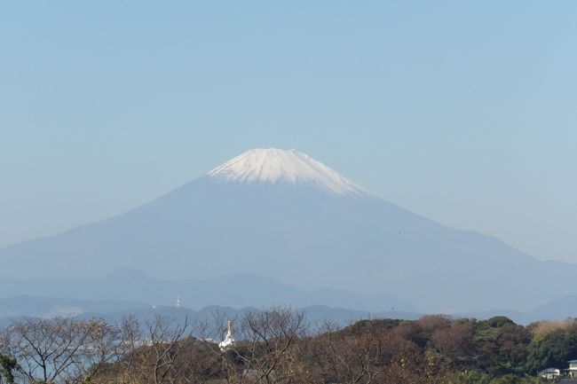 　鎌倉広町緑地にある富士見坂から見る富士山は朝見たように冠雪が後退し、山頂近くしか白くはなっていない。また、裾野も見える。富士山がある西側は相模湾の海岸線であり、さほど高い山がないということが分かる。落ち着いた感じの雄大な富士山の容姿である。<br />（表紙写真は鎌倉広町緑地・富士見坂から見る富士山）