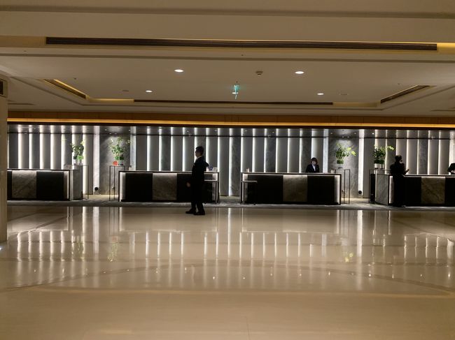 弾丸ツアー旅の案内も終わり、私はホテルに向かうことに。<br />朝のうちにチェックインだけは済ませていたので、悪友には先に部屋に入ってもらい私はクリニックの子達を送ってから向かいました。<br />悪友が二枚とも鍵を持ってしまっていると言っていたので面倒なのでフロントで新しく一枚カードを作ってもらうことに。<br />するとお部屋に誕生日のケーキを用意させて頂きますが、何時頃お持ちすればいいですか?といわれ、チェックインの時にスタッフとパスポートを二人分見せた時になんとなく泊まる日付が二人の誕生日と同じなのでこの時期になると毎年誕生日に絡めて何処かに泊まるんだけど、19日は大事な日なんです!とふざけて言ったのです。<br /> まさかそれが通っていて別のスタッフなのに「おめでとうございます、大切な日に当ホテルにお泊まりいただきありがとうございます。」<br />と挨拶されたので、「いやいや、今日じゃないんで・・・笑」と濁したらそんなお返事。 そしてお部屋もアップグレードしておきましたと言われちょーテンション上がる!