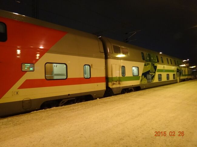 北欧一人旅<br />北極圏近くの ロバ二エミ の街 から夜行列車で<br />フィンランドの首都 ヘルシンキへ。<br /><br />ロバニエミ街からロウソク橋を渡るとオーナスバラ スキー場があります。 半日 スキーが楽しめます。<br />昼頃から、山に向かって左側の中級コースのゲレンデのリフトが動き始めます。<br />スキー場の上にあるホテルからは、スキー場に隣接するも一旦リフト乗り場に降りる必要があります。<br />スキーレンタル、レストランもあり結構快適です。<br />