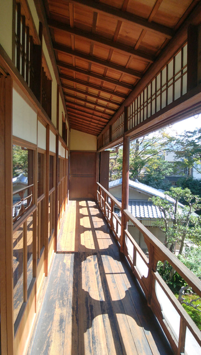 旧三井家下鴨別邸へ初めて行ってきました。下鴨神社の南にあり、三井家十一家の共有別邸として、惣領家である三井北家第10代三井八郎右衛門高棟（たかみね）によって建てられました。ここには、明治42年（1909）に、三井家の祖霊社である顕名霊社（あきなれいしゃ）が遷座し、その参拝の際の休憩所の目的で、大正14年（1925）に建てられました。木屋町三条上るにあった三井家の木屋町別邸が主屋として移築されたそうです。昭和24年（1949）に国に譲渡され、昭和26年（1951）以降、京都家庭裁判所の所長宿舎として、平成19年まで使用されていました。