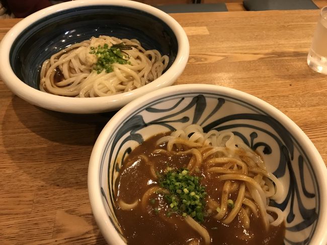 週末一泊二日で奥さんと二人、四国は香川県高松市に行ってきました。<br />本来の目的は讃岐うどんでしたが、うどん以外にも色々発見がありました。<br />近畿地方から讃岐へ行くのは新幹線とマリンライナー乗り継ぎで簡単に行けますし、現地についても琴電が便利です。<br />うどん屋も観光スポットも琴電の駅から近い歩けるところばかりを回る、電車の旅として参考になればと思います。<br /><br />10月27日(土)行き<br />8:59新大阪発<br /> 山陽・九州新幹線みずほ605号鹿児島中央行<br />9:45岡山着<br />9:54岡山発<br /> マリンライナー19号高松行<br />10:51高松着<br /><br />10月28日(日)帰り<br />15:40高松発<br /> マリンライナー44号岡山行<br />16:32岡山着<br />17:09岡山発<br /> 東海道・山陽新幹線のぞみ180号東京行<br />18:10京都着<br /><br />※京都駅発着なのですが往路はみずほに乗りたかったので新大阪まで在来線で行きました。復路は岡山駅で新幹線の切符を発券する必要があったので乗り換え時間を長めに取ってます。