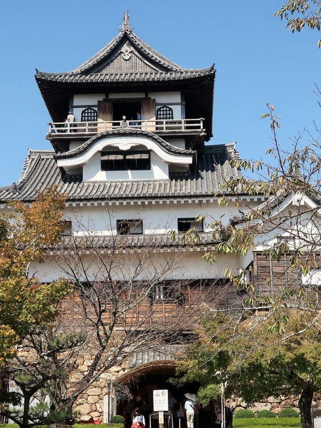 犬山城（いぬやまじょう）は、愛知県犬山市にあった日本の城である。現在は天守のみが現存し、江戸時代までに建造された「現存天守12城」のひとつである。また天守が国宝指定された5城のうちの一つである（他は姫路城、松本城、彦根城、松江城）。城跡は「犬山城跡」として、国の史跡に指定されている。 <br />尾張国と美濃国の境にあり、木曽川沿いの高さ約88メートルほどの丘に築かれた平山城である。別名の白帝城は李白の詩「早發白帝城」にちなんで荻生徂徠が命名したと伝えられる。 <br /><br />犬山城の天守は、外観3重、内部は4階、地下に踊場を含む2階が付く。天守南面と西面に平屋の付櫓が付属する複合式で、入母屋2重2階の建物の上に3間×4間の望楼部を載せた望楼型天守である。窓は突上窓と火灯窓、両開き窓なと、地階1・2階出入口を含めて、総延面積は698.775平方メートルに達する。天守台石垣は野面積という積み方で、高さは5メートルある。天守の高さは19メートルある。 <br /><br />1935年（昭和10年）5月13日、旧国宝に指定。1952年（昭和27年）3月29日付けで文化財保護法に基づく国宝（新国宝）に指定された。<br />1階：納戸の間、東西9間・南北8間。床面積は282.752平方メートル。<br />2階：武具の間、東西9間・南北8間。床面積は246.006平方メートル。<br />3階：破風の間、東西3間・南北4間。床面積は81.936平方メートル。<br />4階：高欄の間、東西3間・南北4間。床面積は49.835平方メートル。<br />1961年（昭和36年）から1965年（昭和40年）に行われた犬山城天守の解体修理と古文献等によって、この天守は下の2重2階の主屋が1537年（天文6年）または、1601年（慶長6年）に建てられ、1620年（元和6年）頃に3、4階を増築。その後唐破風の付加などが行われて現在の姿になったと考えられている。 成瀬家7代の当主正壽がオランダ商館長と親しかったことから、天守の最上階に絨毯を敷いたと伝えられ、昭和の修理で再現された。 <br />（フリー百科事典『ウィキペディア（Wikipedia）』より引用）<br /><br />犬山城　については・・<br />http://inuyama-castle.jp/<br />https://inuyama.gr.jp/castle.html<br /><br />日本の戦国時代は、15世紀末から16世紀末にかけて戦乱が頻発した時代区分である応仁・文明の乱以後の乱れた世相を、当時の公家が古代中国の「春秋戦国時代」の乱世になぞらえ「戦国の世」と表現したことに由来する。 日本史の時代区分としての「戦国時代」という術語が一般でも広く使われるようになるのは、明治維新以後である。 長篠の戦いや小牧・長久手の戦いなどがあった安土桃山時代も、戦国時代の末期として含まれるという見方が多い。 <br /><br />1493年の明応の政変により中央政権としての機能が決定的に失われた事が始まりであるとするのが近年の説である。 戦国時代の終期にも複数の見解が並立している。戦国時代は室町時代・安土桃山時代と重なる年代区分であり、織田信長が安土へ進出して「天下人」へと飛躍した1576年、あるいはさらに後世に進み、関ヶ原の戦いを最後とする見方や、さらに後の大坂の陣を最後とする考え方、島原の乱を最後とする考え方なども存在する。 <br /><br />1560年に、尾張国の織田信長は桶狭間の戦いで今川義元を討ち取り、1567年に美濃国を斉藤氏から奪い、1568年、信長は上洛する。信長は足利義昭の名で四方大名へ命令を発布、天下人への道を歩み始める。<br />この頃になると、各地方の有力な大名も勢力を伸ばしてゆく。桶狭間の戦いの後に今川氏の庇護下から松平氏の旧領三河を回復した徳川家康、関東の後北条氏、甲斐・信濃の武田氏、北陸の上杉氏、中国地方の毛利氏、四国の長宗我部氏、九州の島津氏などである。これらの大名は信長と同盟を結んだり、あるいは他の大名と同盟を結んで信長に対抗したりした。織田信長はこれらの敵対勢力を次々と屈服させ、1582年までには日本中央部を制圧し、天下統一の寸前までを実質的に成し遂げたが、最後は本能寺の変で明智光秀に攻められ自害する。 <br />信長の死後、織田家重臣である羽柴秀吉（後の豊臣秀吉）はいち早く山崎の戦いで明智光秀を倒し、翌年には柴田勝家を賤ヶ岳の戦いで破り覇権を確立した。 <br />信長の嫡孫三法師を擁して覇権を確立した羽柴秀吉（豊臣秀吉）であったが、家康は秀吉に臣従する形となったが豊臣政権で重く用いられている。 <br />秀吉は惣無事令を発布して日本全土を名目的に統一、更には太閤検地、刀狩、身分統制令、貨幣統一を行い、1590年には小田原征伐で後北条氏を滅ぼし名実ともに統一を達成した。<br />秀吉の死後、豊臣政権の五大老の一人徳川家康を中心とする東軍と豊臣政権の五奉行の一人石田三成を中心とする西軍が戦った関ヶ原の戦いで東軍が勝利し、東軍総大将を務めた徳川家康は関ヶ原の戦いの戦後処理として諸大名の転封や改易を行い、1603年、征夷大将軍に任じられ江戸に幕府を開いた。家康は1605年に将軍職を三男の徳川秀忠に譲り、将軍職は世襲により継承するものであることを諸大名に徹底確認させた。家康はその後も大御所として影響力を持ち、1615年の大坂夏の陣（大坂の役）で豊臣秀頼の居城大坂城を攻め豊臣氏を滅ぼす。そして17世紀中期、3代将軍徳川家光が死去し4代将軍徳川家綱が就任した頃より幕府の政治は武断政治から文治政治へと転換してゆく。<br />（フリー百科事典『ウィキペディア（Wikipedia）』より引用）<br /><br />し‐せき【史跡／史蹟】<br />１ 歴史上重要な事件や施設などのあった場所。<br />２ 文化財保護法に基づいて文部科学大臣が指定する重要な記念物の一つ。 　　　出典　小学館/デジタル大辞泉<br /><br />『名古屋城本丸御殿と戦国時代の名城・古戦場10箇所めぐり　３日間』<br />クラブツーリズム<br />◆歴史の流れに沿って戦国時代の名城・古戦場⑩ヶ所へ<br />①1542年：「岡崎城」にて徳川家康生誕<br />②1560年：「桶狭間の戦い」織田信長VS今川義元<br />③・④1575年：「長篠の戦い」織田信長・徳川家康VS武田勝頼<br />⑤1582年：「清洲会議」豊臣秀吉の歴史を変えた会議<br />⑥・⑦1584年：「小牧・長久手の戦い」豊臣秀吉VS徳川家康<br />⑧1600年：「関が原の戦い」石田三成VS徳川家康<br />⑨1615年：徳川家康が天下統一の最後の布石として築いた城<br />●2018年復元工事完了！本丸御殿公開の「名古屋城」は開園時間から入場　 　「金シャチ横丁」の散策も<br />⑩徳川家康が晩年を過ごした城<br />●桶狭間古戦場・長篠城跡・小牧山城・関ヶ原は案内人が同行して戦場の歴史を詳しく説明いたします！<br /><br />２日目（１０月９日・火）<br />名古屋-【移動約30分】-⑤清洲城(1582年歴史を変えた清洲会議の舞台)-【移動約40分】-⑥犬山城(小牧・長久手の戦いで豊臣秀吉が入城)-【移動約30分】-⑦小牧山城(1584年小牧・長久手の戦いの舞台／案内人付)-【移動約40分】-⑧関ヶ原(1600年関ヶ原の戦いの舞台／案内人付)-【移動約50分】-名古屋(泊)　※名古屋めしの夕食 <br /> 宿泊 ：名古屋クラウンホテル 052-211-6633  