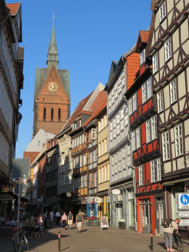 2018年5月9日（水）　Stade　シュターデ→Hamburg　ハンブルクと2つの街をたっぷり散策してからHannover ハノーファに戻り、Rathaus　市庁舎周辺を散策した後、Marktkirche　マルクト教会周辺を散策♪表紙のフォトはクラーマー通りから見えるMarktkirche　マルクト教会です。夕暮れ時だともっと素敵な風景を目にする事が出来ます♪今回はへとへとになってしまったのでこの時価帯にパチリです☆<br /><br />