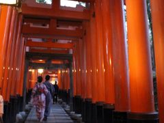 夕暮れの伏見稲荷神社