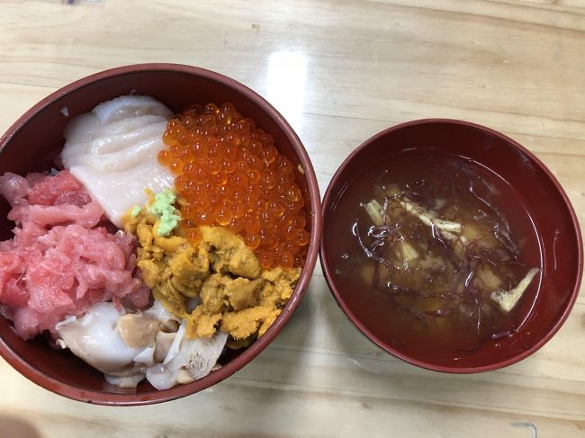 秋の気配を感じる東北へ東京から日帰りで<br />東塩釜仲卸市場ではマイ海鮮丼、松島海岸ではかき小屋で焼き牡蠣食べ放題。食欲メインの日帰り旅行になりましたが、木々が色づく美しい松島を堪能しました<br />上野駅8:02発 仙台駅9:30着 はやぶさ103号<br />仙台駅19:30発 上野駅20:58着 はやぶさ36号