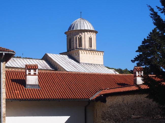 ペーヤはコソボの首都であるプリシュティナの郊外にある街です。ここには第１次セルビア王国繁栄時に建てられたセルビア正教会、修道院群があります。１２世紀から１４世紀にかけての歴史ある教会、修道院です。壁面、天井をすべて覆うフレスコ画が圧巻です。世界遺産にも登録されています。