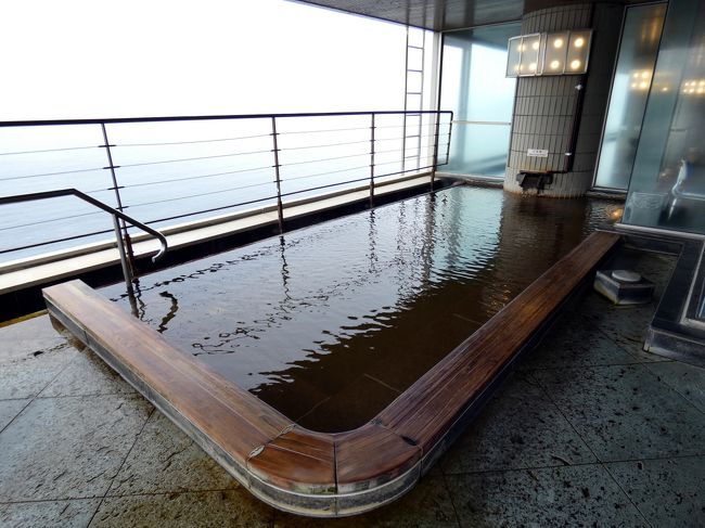 朝の初島の散歩道を楽しむと、お部屋で簡単な朝食を食べて、ラウンジ フィラーレに向かいます。<br /><br />エクシブ初島は、これだけ大規模で豪華なリゾートホテルですが、いまだにオンラインになるのはフロントまわりのみで、ラウンジフィラーレのロビー席が何とか電波が届くので、何度も訪ねてオンラインにして、4トラにアクセスしたり、メールチェックしたりしました。<br /><br />