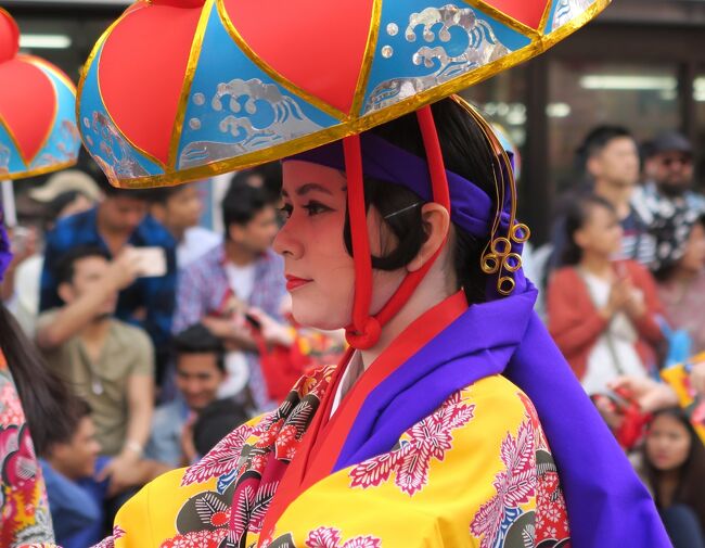 (那覇 首里城祭)<br /><br /> 仏教とは恵まれた自然環境に生まれ、育つもの。(砂漠に生まれ、育ったイスラム教と比較すると良くわかる)だから沖縄には似合わないし、定着しなかった。何百年も搾取され続けてきた沖縄の民はなんにも持たず、文字さえも使えない時代が長かったのだ。そこで「無欲」とか「一切は空だ」などと念じていても意味がない。搾取されるために生まれ、税を納めるためだけに生きてきたのだ。それでも音楽や踊りは残った。織物や焼き物の技術は伝えられてきた。しかし沖縄人の明るさ、優しさはいったい何なのだ。琉球という独立国がなぜ国を失ったのか。なぜ独立ではなく(日本)本土並みなどと言うのか。沖縄は沖縄であるべきで、本土には過剰に期待しない方がいい<br /><br /> ・夏休み過ぎ去りし日の那覇通り<br /><br /> ・海面を退かせて見たしサンゴ礁<br /><br /> ・琉球の国亡くしても山海あり<br /><br /> ・ボランティア行ったはずだが介護され<br /><br />※沖縄に行くなら、以下の言葉は知っておきたい。<br /><br /> 人頭税、御嶽(ウタキ)、亀甲墓、のろ、グスク、ニライカナイ、美ら、海人、ウチナーンチュ、芭蕉布、石敢當、デイゴ、フクギ、アグー<br /> <br /><br />