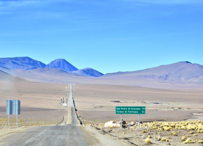 =以下、wikiより=<br /><br />....アタカマ砂漠は、アンデス山脈と太平洋の間にある巨大砂漠....全体の平均標高は約2000m（高い場所で6000m近い）にも達し、その過酷さからアタカマ砂漠への道は「死への道」と恐れられていた.......日中は灼熱の太陽が照りつけ、気温が上がり、夜は氷点下まで気温が下がる.....苛酷な環境.....<br /><br />.....世界で最も乾燥した砂漠として知られており....その乾燥から晴天率が非常に高いため、世界の天文台が集中している.....<br /><br />.....南北の長さは1,000kmあり、アンデス山脈と海沿いの山脈に挟まれているため、アンデス山脈で湿った空気が遮断されるため乾燥した砂漠帯となっている....40年間まったく雨が降らなかった地域もある........<br /><br />....不毛で岩塩や石灰の堆積層で覆われている所が多く、銅・銀・ニッケル・リチウムなどの鉱物資源に富んで....天然の硝酸ナトリウム（チリ硝石）の産出は世界最大であり....また、世界最大のリチウム産地である.....<br /><br />....実は、約5000もの地上絵がある...この地上絵はナスカのような巨大な地上絵ではなく、また斜面に描かれている........<br />---------------------------------------------------------------------------<br />そんなアタカマ砂漠への旅：<br /><br />■5/31 9:10 - 12:15 Avianca 8518便 サンパウロ→サンチアゴ<br />■5/31 16:09 - 18:17 Latam 154便 サンチアゴ→カラマ(Calama)<br /><br />カルマ⇔サンペドロ・デ・アタカマの町（by 車）<br /><br />■6/2 21:58 - 0:01 Latam 159便 カルマ→サンチアゴ<br />■6/3 13:50 - 18:50 Aviznca 8519便 サンチアゴ→サンパウロ