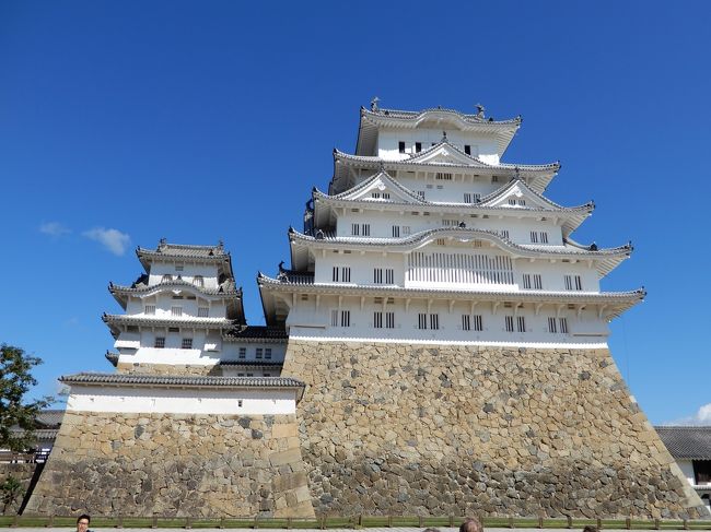 日本１００名城巡りも残すところ竹田城と姫路城のみとなり、どうやって行こうかと色々考えました。但馬空港からレンタカー？　竹田城はタクシーでないと上がれないし・・・。　姫路で駐車場が混んでたりして？　１００名城目前でレンタカーぶつけたりしても嫌だし・・・。やはり、新幹線が高いけど安心だな。　おまけに、お祝いの帝国ホテルは東京駅から近いし。<br />　姫路城は開城と同時に入らないと混雑がひどくなるだろうから姫路に宿をとるとして、姫路から竹田は一日がかりになるし・・・。それならばということで、土曜日の勤務後直ちに新幹線で姫路に向かい姫路に泊まる。日曜日に特急はまかぜを利用して竹田を往復、一日がかり。　また姫路に泊まって月曜日（祝日）、朝一番で姫路城に突入して１３時台の新幹線で東京に戻り、帝国ホテルのディナー１７時半の予約間に合わせ、１００名城達成の乾杯！と同時に妻の誕生日祝いをする！　という計画を立てました。