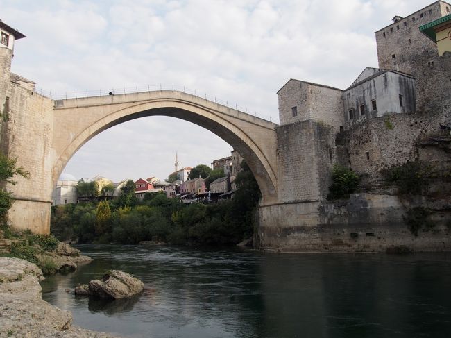 モスタルはボスニア内戦の時に紛争地になった場所です。現在は建て替えられていますが、スタリ―モストと呼ばれる石橋があります。その石橋のまわりにはオスマン帝国時代の雰囲気が残る街並みがあります。スタリ―モストは世界遺産に登録されています。