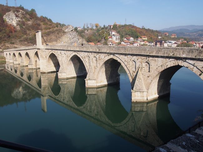 ヴイシュシェグラードはセルビアにも近い国境の街です。街の中心部を流れるドリナ川にかかるメフメットパシャソコロヴィッチ橋（ドリナの橋）は１６世紀なかばに建設された橋で、約４００年に及ぶ橋に関わる歴史、建築技術などが評価されて世界遺産に登録されています。またドリナの橋の小説を書き、ノーベル文学賞を受賞したイヴォ・アンドリッチの生家も見学しました。