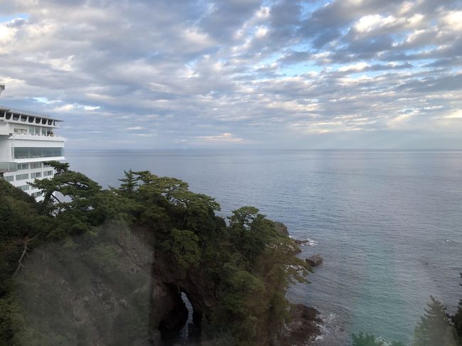 1年ぶりに熱海へ湯治。<br />今までは旅館が多かったけど趣向を変えて今年はホテルニューアカオの系列のロイヤルウイングへ。<br />お目当ては今年出来たばかりの新浴場のスパリウムニシキとフレンチのコース料理です。