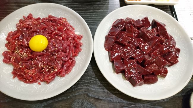 4月以来のソウルへ、<br />週末を利用して、<br />前回同様、娘と行ってきました。<br /><br />エアは、イースター航空HPより、<br />11月3日成田11時50分→仁川<br />11月4日仁川15時40分→成田<br />13,930円×2←激安でないけど安い!<br />2人同時に申込むと、<br />何故か2,000円以上割高になりますが、<br />別々に予約するのは面倒なので、<br />割高なまま、ポチっと。<br /><br />ホテルはアゴダから、<br />クリックホテルツイン7,000円弱←高い!<br />もっと安くて良い宿あるなー。<br />と、思いつつ、<br />他を探すの面倒になり、<br />クリックホテルを利用しました。<br />まあ、立地・スタッフ共、申し分ない。<br /><br />前回、<br />日曜定休に変更になった為<br />食べれなかった生肉や、<br />おいしいモクサル食べて、<br />2人でラウンジ初潜入(笑)<br /><br />日帰りと違い、旅程に少しは余裕あると思いきや、<br />単に眠る時間が増えただけの、<br />いつも通りの忙しない旅となりました。<br /><br />