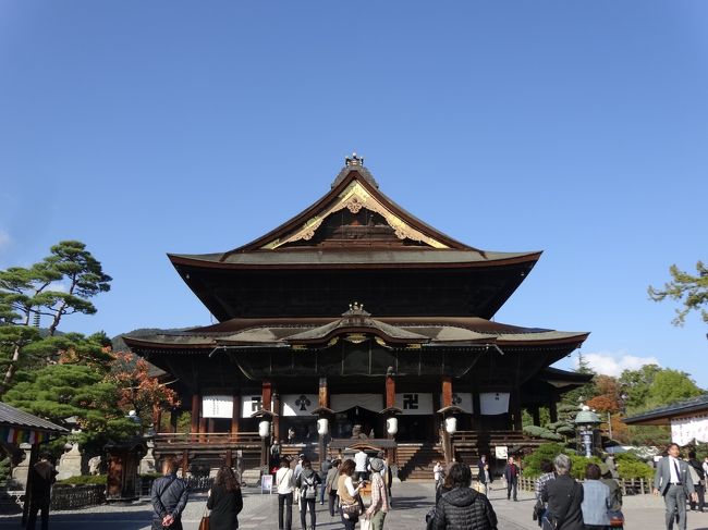 善光寺と言えば、牛に引かれて善光寺詣りとして、とても有名ですが、国宝の本堂の壮大さ、厳かさにも感動します。<br />とてもご利益のある、お寺だと感じることができる善光寺です。