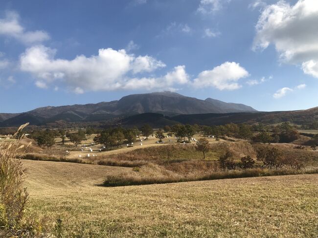 両親が随分歳をとってきた。遠く離れていてなかなか会えないので、父の数えの米寿の祝いを兼ねて突然帰省することにした。<br /><br />故郷は年に一度、土地っ子がたのしみに待つ唐津くんちの真っ最中。10年ぶりぐらいになるのでちょうどいい機会と思ったのだが、急遽宿が取れたので、以前からリクエストされていた長湯温泉に連れて行くことにした。<br />弟も帰っていて、家族4人みずいらず、久しぶりの旅。<br />子供の頃は毎年春休み、夏休みには揃って出かけていたが、多分これが最後になるだろう。あっという間だったが、お天気に恵まれて素晴らしい紅葉と温泉を楽しむ旅となった。