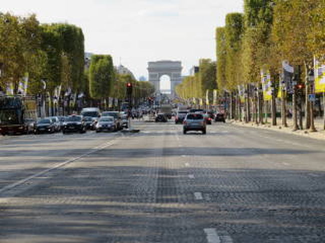 モンマルトルからサン・ジェルマン・デ・プレに行き、奇跡のメダイユ（メダル）教会、そしてシャンゼリゼ通りを歩いて凱旋門に行きました。パリの代表的な観光地を軒並み訪れました。