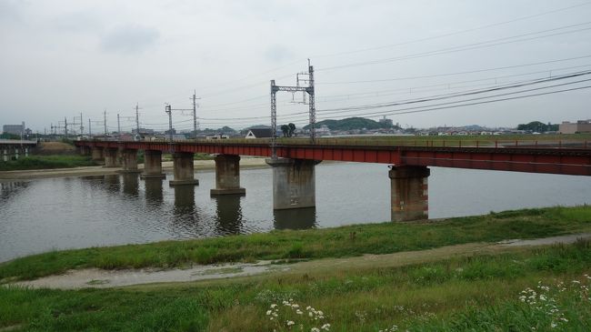 藤井寺市船橋地区の旧家「松永家(松永白洲記念館)」を訪ねました。御当主の松永明さんの先代「白洲」(本名:薫)さんの遺作となる書画を纏めて保存・展示するのが本来の機能ですが、明治期の当主松永長三郎が支配人を務めて敷設に多大な貢献をした「河陽鉄道」、今も近鉄最古の路線の鉄道として機能している道明寺線の史料も多く保存されていることでも有名です。江戸時代には四代にわたって医業も生業になされたいたので、漢方医学に関する資料も豊富に残っているという珍しい記念館です。<br /><br /> 開通当時のままの鋼管橋(橋脚部はコンクリで巻かれています)が現役です