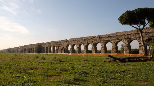 かの有名なローマ帝国繁栄の最大の理由は、“水インフラの整備”と言われています。阿部寛主演で映画化された『テルマエ・ロマエ』でお馴染みの“大浴場”も、水の安定供給があってこそです。<br /><br />この卓越した水道技術を、約2000年経った現在でも見ることができる“ローマの水道橋”を求め、イタリア・フランス・スペインの三ヶ国を巡ってきました。<br /><br /><br />～行程表～<br />【1日目 9/15(土)】<br />（移　動）福岡空港⇒香港国際空港<br />　　　　<br />【2日目 9/16(日)】<br />（移　動）香港国際空港⇒ローマフィウミチーノ空港<br />（観　光）サンタンジェロ城<br />　　　　　サンピエトロ大聖堂<br />　　　　　トレヴィの泉<br />　　　　　V・エマヌエーレ2世堂<br /><br />【3日目 9/17(月)】<br />（水道橋）クラウディア水道橋<br />（移　動）フィウミチーノ空港⇒マルセイユプロヴァンス空港<br />　　　　　マルセイユ空港⇒アヴニョン駅<br /><br />【4日目 9/18(火)】<br />（水道橋）ポン・デュ・ガール<br />（観　光）法王庁広場<br />　　　　　サン・ペネゼ橋<br />（移　動）アヴニョン駅⇒カルカソンヌ駅<br /><br />【5日目 9/19(水)】<br />（観　光）歴史的城塞都市カルカソンヌ<br />（移　動）カルカソンヌ駅⇒バルセロナ駅<br /><br />【6日目 9/20(木)】<br />（水道橋）ラス・ファレラス水道橋<br />（観　光）サグラダファミリア<br />　　　　　円形競技場<br />（移　動）バルセロナ駅⇔タラゴナ駅<br /><br />【7日目 9/21(金)】<br />（水道橋）セゴビア水道橋<br />（観　光）カテドラル<br />　　　　　アルカサル<br />（移　動）バルセロナ駅⇒マドリード駅⇔セゴビア<br /><br />【8日目 9/22(土)】<br />（移　動）マドリードバラハス空港⇒香港国際空港<br /><br />【9日目 9/23(日)】<br />（移　動）香港国際空港⇒福岡空港