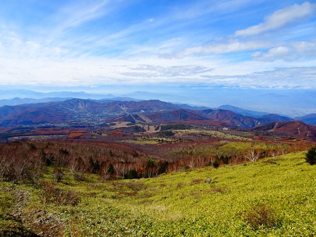 前日に浅間山に登り、この日は当初は甲武信ケ岳を考えていましたが、天気が悪そうなので見送って、四阿山(あずまやさん)に登ることに。四阿山も天気予報が微妙でしたが、結果的には、四阿山の山頂付近がガスっていた以外は思ったより良い天気で、眺望も楽しめました。<br /><br /><行程><br />上田駅7:05→菅平高原ダボス8:00(上田バス・菅平高原線)<br />菅平高原ダボスバス停7:59-8:32菅平牧場登山口-10:19四阿山10:25-10:56大スキマ-11:21根子岳11:31-12:14菅平牧場登山口12:16-12:50菅平高原ダボスバス停(登山)<br />菅平高原ダボス12:55→上田駅13:50(上田バス・菅平高原線)<br /><br /><日本百名山登山記録><br />https://4travel.jp/travelogue/11346539