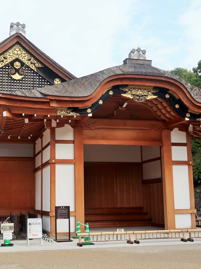本丸御殿とはかつて名古屋城の本丸には、天守閣の南側に本丸御殿がありました。この本丸御殿は、近世城郭御殿の最高傑作と言われ国宝に指定されていた建物で、現在、国宝になっている京都二条城の二の丸御殿と並ぶ武家風書院造の双璧と言われていました。勇壮な天守閣と優美な御殿が並び建つことで、名古屋城は城郭建築としての風格を形成しており、1930年(昭和5年)に国宝に指定されましたが、1945年(昭和20年)5月、空襲により天守閣、本丸御殿ともに焼失してしまいました。戦後の復興にともない、1959年(昭和34年)に天守閣は再建されました。本丸御殿についても、江戸時代の文献のほか、多くの写真、実測図が残されており、在りし日の姿を忠実に蘇らせることが可能であり、2009年(平成21年)1月に復元に着手し、2018年(平成30年)6月に完成公開しました。狩野派の絵師により描かれた障壁画。1,047面が重要文化財に指定。 名古屋城本丸御殿は、狩野貞信や狩野探幽など日本画史上最大の画派「狩野派」の絵師たちにより、部屋ごとに異なる題材で床の間絵、襖絵などが描かれ、絢爛豪華に彩られていました。戦災により本丸御殿は失われましたが、取り外すことができた襖絵や天井板絵などは焼失を免れ、今も大切に保管されています。そのうちの1,047面が国の重要文化財の指定を受けています。狩野派の絵師たちが、全精力を注いで描いた障壁画。その美と色彩感覚を現代によみがえらせるため、平成4年より、本格的な復元模写が進められています。忠実に復元するためには、当時の絵師が使っていた素材や技法を用いなければならず、そのため顕微鏡やコンピュータ、史料などで研究・分析。ミクロ単位の観察をもとに緻密な作業が行われ、江戸時代の絵師たちの感性とダイナミズムの再生に挑み続けています。https://www.nagoyajo.city.nagoya.jp/honmarugoten/01_about/index.htmlより引用名古屋城 については・・https://www.nagoyajo.city.nagoya.jp/https://www.pref.aichi.jp/kyoiku/bunka/bunkazainavi/yukei/kenzoubutu/kunisitei/0027.html名古屋城本丸御殿 については・・https://www.nagoyajo.city.nagoya.jp/honmarugoten/01_about/index.htmlhttps://jouhou.nagoya/honmarugoten_repo/https://www.aichi-now.jp/stories/detail/5/『名古屋城本丸御殿と戦国時代の名城・古戦場10箇所めぐり 3日間』クラブツーリズム◆歴史の流れに沿って戦国時代の名城・古戦場⑩ヶ所へ①1542年:「岡崎城」にて徳川家康生誕②1560年:「桶狭間の戦い」織田信長VS今川義元③・④1575年:「長篠の戦い」織田信長・徳川家康VS武田勝頼⑤1582年:「清洲会議」豊臣秀吉の歴史を変えた会議⑥・⑦1584年:「小牧・長久手の戦い」豊臣秀吉VS徳川家康⑧1600年:「関が原の戦い」石田三成VS徳川家康⑨1615年:徳川家康が天下統一の最後の布石として築いた城●2018年復元工事完了!本丸御殿公開の「名古屋城」は開園時間から入場 「金シャチ横丁」の散策も⑩徳川家康が晩年を過ごした城●桶狭間古戦場・長篠城跡・小牧山城・関ヶ原は案内人が同行して戦場の歴史を詳しく説明いたします!3日目(10月10日・水)名古屋-【移動約10分】-⑨名古屋城(2018年復元工事完了!本丸御殿/徳川家康が天下統一の最後の布石として築いた城/金シャチ横丁散策も)-【移動約180分】-⑩駿府城公園(徳川家康が晩年を過ごした城)-【移動約30分】-静岡駅(18::20発)--新幹線こだま670号-- --品川駅(19:39着)