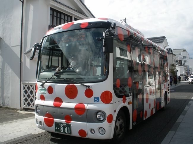 今回は信州松本ぶら歩きの旅です。<br /><br />11月の第一週　新宿駅から松本へ　特急スーパーあずさ　14：00発<br /><br />途中車窓から外の景色を眺めていると下諏訪駅で万治の石仏：上諏訪駅でホームに足湯を発見　気分がほのぼのとしてなんだか嬉しくなりました。<br /><br />一日目の宿は　JR松本駅から徒歩数分　「松本ツーリストホテル」泊　<br />　<br />江戸時代には「生安寺小路」と呼ばれていた高砂通りなどを散策。　市内散策の中で　国宝天守を持つ松本城へ2度訪れました。高砂通りは人形のマチと言われており歴史を感じる街です。<br /><br />二日目は　　東側の美ヶ原高原にある美ヶ原温泉　「旬彩　月の静香」泊<br />　　<br />注）記事中　各地の紹介はフリー百科「ウイキペディア」および宿と現地公式サイトから抜粋引用したものです。<br /><br />