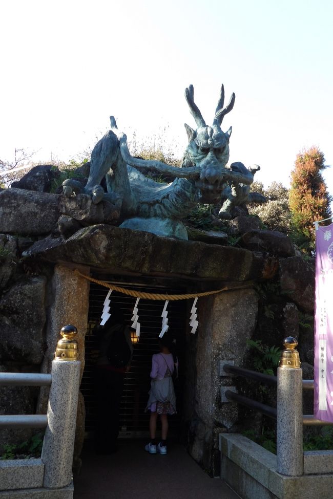 　江の島に鎮座する江島神社奥津宮の横には、平成６年（1994年）９月に龍宮（わだつみのみや）大神が鎮座するようになった。この場所は岩屋洞窟の真上に当たるという。<br />　「江嶋縁起」では、天女の天下りとともに出現した島が現在の江の島であり、天女は江島神社に奉られている弁財天である。また、対岸にいた五つの頭を持つ五頭龍が、今は龍口明神社（鎌倉市腰越・津）（https://4travel.jp/travelogue/10498935、https://4travel.jp/travelogue/10563385）に祀られている。この2つの姉妹神社の祭神が、ここ江の島にある江島神社に祀られるようになってきている。第二岩屋の龍の像（https://4travel.jp/travelogue/11420374）や江島神社辺津宮境内にある奉安殿前の黄金浄水が流れ込む池の畔にも龍神像（https://4travel.jp/travelogue/11420584）が祀られている。<br />　姉妹神社を蔑ろにしている感もあるが、龍口明神社の参拝者は江島神社の参拝者と比べると何桁も少なく、致し方ないことなのかも知れない。<br />（表紙写真は龍宮（わだつみのみや）大神）