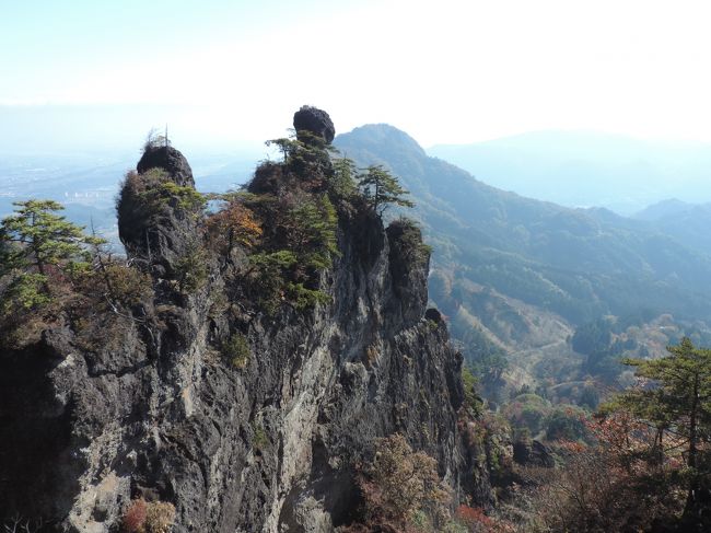 11月初旬、紅葉で有名な妙義山へお出かけしました。<br />妙義山とは日本三奇勝で上毛三山の一つに数えられ白雲山・金洞山・金鶏山の三峰からなり山容は非常に険しく石門群、大砲岩等奇石・怪石が林立している。(富岡市パンフレットから）<br /><br />写真は「大砲岩」からの景色<br /><br />