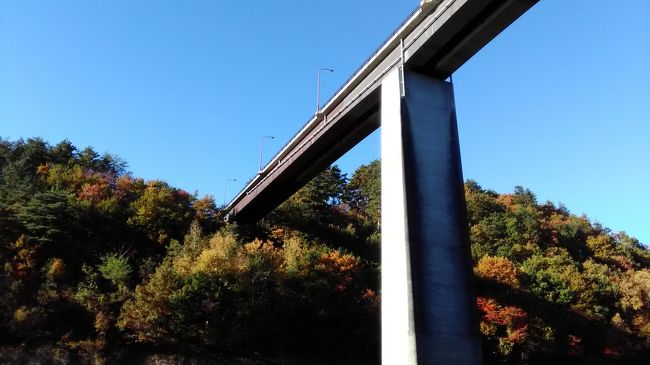 八戸市南郷区（旧南郷村）にある青葉湖で、屋形船にのり紅葉をみてきました。<br />船からの紅葉は初めてですが、天候にも恵まれて<br />リフレッシュ出来ました。<br />今年の運航は終了しているので、来年の参考にでもなればと思います。