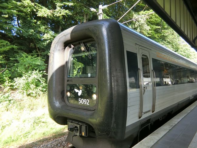 電車は【雪ん子】みたいな・・・なんか追突する気満々のような電車でした。電車の中での国境越え・・・。少しビックリしました。ユーレイルグローバルパスなので、ファーストクラス・・・座席がとても広かったです。中央駅を少し出ると、チボリ公園が！！！圧倒されました。両替は中央駅で・・・わかりやすい場所にありました。一旦ホテルへ・・・かなり遠かったです。そして、街歩きです。かなりセブンイレブンが多かったです。美味しそうな商品ばかりでした。アンデルセンの像は、市庁舎前広場付近にありました。アンデルセンの見上げている先はチボリ公園です。