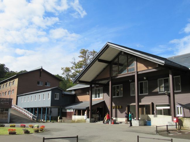 田沢湖から八幡平に向かう途中には特色ある有名な温泉が連なっています。<br />そんな温泉を一筆書きで4泊5日で巡りました。<br />1泊目の「新玉川温泉」も日本一の強酸性を誇り、湯治で有名な温泉です。<br />標高がそんなに高くはないので紅葉は未だ早いっていう感じでした。<br />