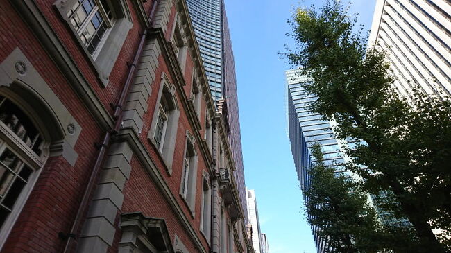 2018年11月7日、東京へ日帰りで行ってきたので軽くリポートします。行った所は銀座・丸の内界隈で、滞在時間はわずか4時間という、いつものハードな日帰りです。目的は銀座の画廊で開催中の娘の個展の様子を見ることと、三菱一号館美術館で展示中のフィリップス・コレクションを鑑賞することですが、ついでに東京駅地下街にあるイー○リーで昼食、成城○井でショッピングと忙しい4時間でした。<br /><br />表紙の写真は三菱一号館美術館から東京駅へ向かう通りを見上げた写真だが、高層ビルに囲まれた青空が窮屈そうに見えた。