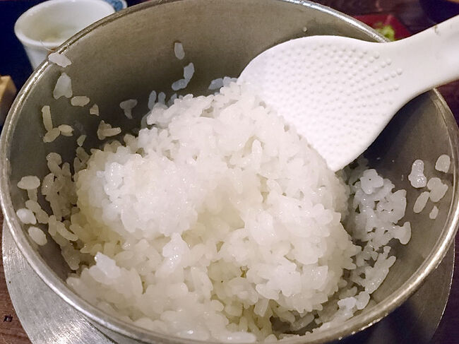 土日を使って「新米を食べに行こう!」と新潟県南魚沼市に行くことになったのだが、家族が休みが取れることになったというので、妙高高原まで足を伸ばすことにした。もうそろそろ紅葉が始まっているかな~?と。<br /><br />◇新潟の旅〈1〉妙高高原 https://4travel.jp/travelogue/11420898<br />◇新潟の旅〈2〉野沢温泉(長野県) https://4travel.jp/travelogue/11421022<br />◇新潟の旅〈3〉南魚沼 https://4travel.jp/travelogue/11422070