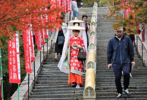 中国三十三観音霊場第十四番札所 紅葉の大聖院で現代の常磐御前