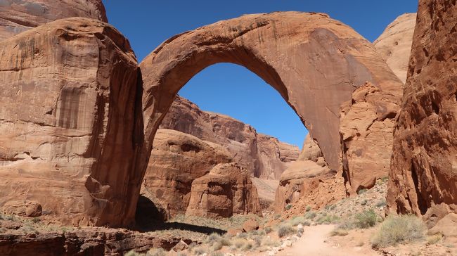 早朝:ペイジ ー ワーウィープ<br />午前: Rainbow Bridge Boat Tour <br />午後:ワーウィープ <br />- US89、Coppermine Rd、US89、AZ-64 -<br /> グランドキャニオン国立公園サウスリム<br />夕:Grand Caynon Village<br />夜:Maswik Lodge (8/17予約)<br /><br />Rainbow Bridge Boat Tour:ワーウィープからパウエル湖を、Forbidding Canyonの奥の桟橋まで航行して、そこからRainbow Bridgeを徒歩で往復します;前日に、LakePowell Resortsのインフォメーションで予約しました。