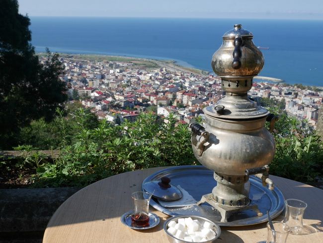 黒海沿岸のトルコ北東部の都市トラブゾン(Trabzon)で、のどかな週末を過ごしてきました。<br /><br />夫の同僚(トルコ人)には「なぜこの時期！？」と言われ笑。それもそのはず、訪れたのは9月末。<br />トラブゾンはトルコ人の大好物であるハムシ(片口イワシ)の一大産地ですが、残念ながらまだ時期ではなく。黒海で泳げる時期でもなく。断崖絶壁にそびえ立つスュメラ修道院は修復中。。。<br /><br />それでも、この地の独特な文化、歴史に触れて、トルコの新たな一面を知ることができました。<br /><br />旅のラインナップは以下のとおり。<br />＊驚きがいっぱい！トラブゾンの市場<br />＊トレビゾンド帝国とは<br />＊フレスコ画が美しいアヤソフィア<br />＊美味しいトラブゾングルメをご紹介<br />＊トラブゾン市博物館で学びの時間<br />以上です。<br />