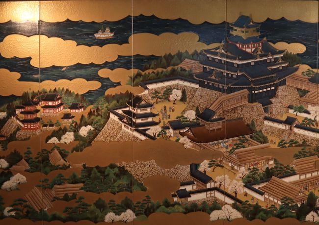 織田信長が天下統一をめざして、天正四年(1576)に丹羽長秀を総普請奉行に据え築城したのが安土城でした。築城した安土山(標高199m)は、三方を琵琶湖の内湖に囲まれ、南方が開けた地形でした。<br /><br />天正七年(1579)には、わが国で初めての天主閣(天守閣)をもつ安土城が完成します。しかし天正十年(1582)本能寺の変の混乱の中、天主などを焼失、一夜のうちに落城しています。<br /><br />安土城はその後の城郭建築に大きな影響を与えています。また信長は天主に住んでいたと考えられ、本丸御殿には天皇を迎える「御幸の間」が用意されていました。