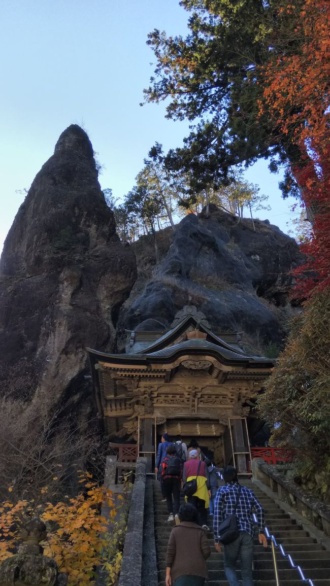 毎年恒例の親子温泉旅、今年は、群馬県の榛名神社にお詣りして上牧温泉「辰巳館」に泊まり、車窓の紅葉を楽しんできました。<br />お天気にも恵まれ、素敵な秋の小旅行でした。<br />その記録です。