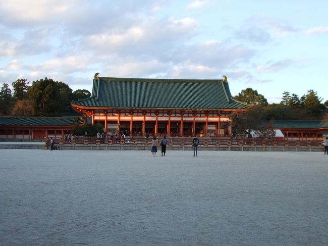 秋の京都、いい季節です。<br />定番の八坂神社、平安神宮などをまわってぶらぶらお散歩しました。<br /><br />京阪祇園四条駅～八坂神社～知恩院～青蓮院門跡～粟田神社～平安神宮<br />～熊野神社～満足稲荷神社～京阪三条駅<br />全部で2時間半くらいのお散歩でした。<br /><br />知恩院や青蓮院門跡をじっくり見学するともっと時間が必要です。