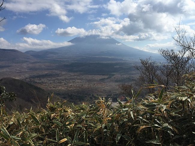 旅行者がハイキングしながら探す、日本の絶景の旅シリーズ。<br />今回は富士山が間近に見える竜ヶ岳（山梨）です。<br />旅行者なので、お手軽登山専門です。<br /><br />904m to 1485m（600m)<br />8.16km<br />8:00 start 12:40 goal<br />4.5h(休憩0.5h)<br /><br />旅行者による旅行者のための絶景ハイキング　履歴<br />大菩薩峠（富士山からアルプス）<br />高千穂（霧島連山）<br />乗鞍岳（北アルプス）<br />北横岳（八ヶ岳連峰）<br />達磨山（伊豆高原・富士山・駿河湾の絶景）<br />大山（湘南と太平洋）<br />二の塔、三の塔（丹沢・富士山・湘南の海）<br />金時山（箱根の山・谷）<br />万二郎・万三郎（天城山・伊豆半島）<br />美ヶ原（アルプス・八ヶ岳の絶景）<br />尾瀬ヶ原<br />戦場ヶ原（日光）