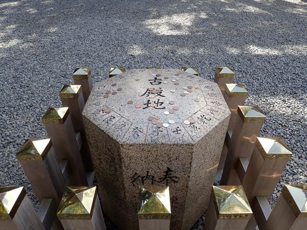 伊勢のおはらい町を通り過ぎてすぐの所に猿田彦神社があります。ものごとの最初に御出現になり万事最も善い方へ“おみちび き”になる猿田彦大神とその子孫の大田命をご祭神とする神社で、境内にある古殿地と呼ばれる石柱は願い事が叶うと言われ近年訪れる人が多くなっています。<br />境内社の佐留女（さるめ）神社も芸能の神様として参拝する人が多いそうです。<br /><br />つづいて内宮の別宮・月讀宮（つきよみのみや）へ。この場所には月讀宮、月讀荒御魂宮、伊佐奈岐宮、伊佐奈弥宮の四別宮が並んでいて、縁結びや子宝などの願い事が叶う場所とされています。<br />