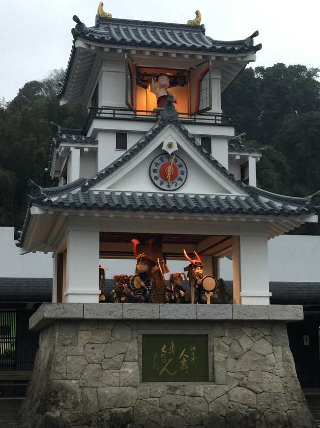 雨が続けた一日中に鹿児島から熊本に入った。人吉の方面に移動した。西南戦争中の人吉にも西郷どんの足跡が残ってきた。人吉旅館の街沿いに駐車してチェックインした。旅館の内装を見て楽しく感じた。ホテルに出かけて傘を持って近所に散策した。大きい通り沿いに駅に着くと駅前のからくり時計の人形たちがちょうど動き始めたばかり、音の供に廻した。駅の内にひな祭りを掲示していた。鉄道に睨んでSL人吉機関車が見えなかった。旅館に戻って食事にした。旅館の女将さんは3ヶ言語を堪能した。側の韓国来た観客たちに韓国語で話した。女将さんの韓国語を聞いて完璧なのだと思った。後で女将さんの紹介文を読んで良く分かった。女将さんが韓国の方だった。女将さんは日本語も上手で、僕と英語を使って話し合った。女将さんは人吉に対する愛情を感じてきた。<br />翌日、また雨の日だった。朝食の後で青井阿蘇神社の鳥居に行って大雨のせいで、参拝に行かなかった。元の通りに戻って橋を渡って永国寺に向かっていた。永国寺には西郷どんの足跡があるけれど、別名の幽霊寺だった。掛け軸の幽霊が出そうだったので、不思議なことになった。ホテルに戻ってチェックアウトした。くま川下りの場所に行った。大雨によってくま川下りを中止することに心配してきた。せっかく、事前予約のために、いろいろな事が起こして解決された。受付に自分の名前を確認した。出発の30分の前にチケットをゲットした。出発の前にスタッフさんは全員の名前を呼んで組に分けた。小雨になって船が出航することにした。船の上に防水のオーバーをつけて、みんなをブランケットを覆っていた。くま川下りは始まった。船の前におじさんはくま川の景色と歴史を話した。雨が降らなかったとき、オーバーを取り除いた。僕は後ろのお兄さんの代わりに漕ぐことを体験した。瞬間に体力をつけてお疲れを感じてきた。急流を通過する時、川の水があちこちへ激しく飛散した。危ないところで無事に生還してきた。側の人は水に濡れた。まもなく、雨が降り始めてオーバーをを使った。くま川下りの終わりに岸辺のバスは僕たちを待っていた。楽しいくま川下りだった。雨が強く振り続けた。人吉に離れて宮崎に向かいに行った。
