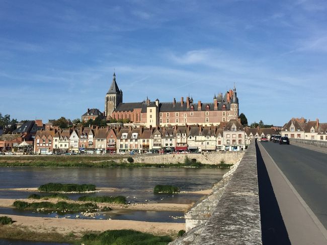 シャトールーから離れてブールジュ（Bourges）の方面へ向かって行った。ブールジュの市内の駐車場を探した。平面駐車場を発見し、車が泊まった。広い駐車場の内、駐車発券機を見つけなかった。そして、何台の車の窓の前に駐車券を置くことがなかった。この駐車場が無料だと思った。まもなく、一台の車も泊まった。車の主人は僕に向かって、この駐車場が有料だかと聞いた。僕はフリーと言った。ブールジュの大聖堂を見に来た。大聖堂の内に多くの観客がいった。歴史を持っている色々な彫物を目に眩しかった。壁の絵も神のストリーを描いてきた。大聖堂から出て、市内の周りの観光列車を見た。列車に座ってる人々が楽しそうだった。通り沿いに散策し始めた。昼間の食事には早いので、次のジアンという町に食事をしようと思った。一時間半を運転してジアンに着いた。<br />ジアンの駐車場を探しにくかった。結局、スーパー前の駐車所に泊まった。ジアンにあるカフェに軽食のサンドイッチを食べた。カフェから出ると結婚式を行ってるカップルに逢った。城への階段を登って高所に着いて美しい風景を楽しんだ。彼方此方に建物を探求した。昔の第一次世界大戦の時期の地元の写真が展示された。橋を越えて向こう側の岸からジアン城を全体的な写真を撮りたかった。後、川の側の小道沿いに歩んで、駐車場に戻った。<br />ジアンから運転して15分の車の距離でブリアールに到着した。泊まりのホテルをチェックインした。運河橋を目指しに行った。ホテルから歩んだら、15分ほど到着した。運河橋が珍しいものになかった。昔、ロワール川とセーヌ川を連結して貨物の運送のために造った橋だけれど、今、観光機能を持ってるだろう。夕焼けが運河の水面に映してきた。町のレストランが早く閉めることだ。一軒のレストランに入ってお勧めのステーキを注文した。肉も柔らかくて、美味しかった。<br /><br />Châteauroux~Bourges~Gien~Briare<br /><br />